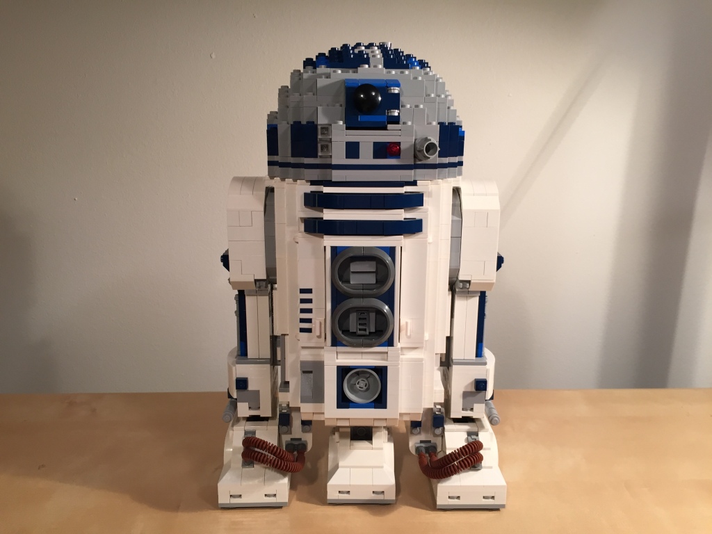 LEGO R2-D2 10225 front