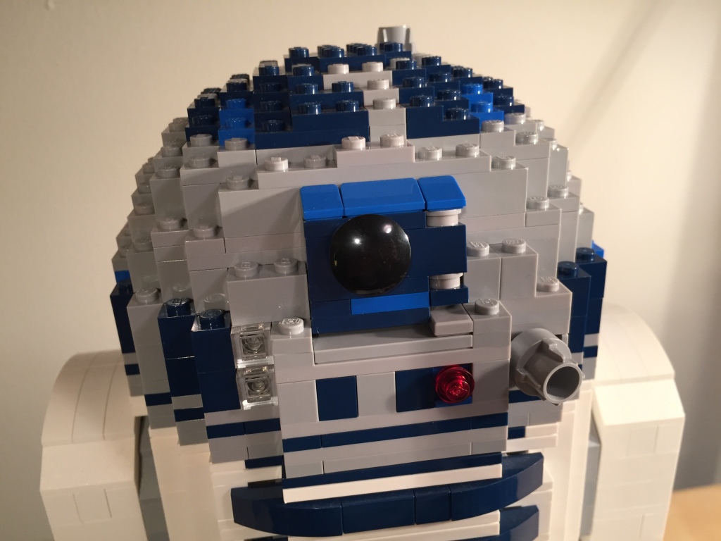 LEGO R2-D2 10225 closetup of dome