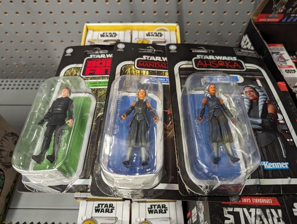 Hasbro Luke Skywalker and Ahsoka Tano action figures sealed but missing lightsabers.